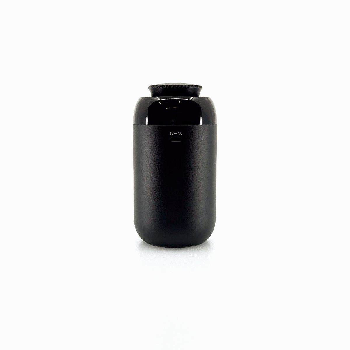 SCENTIQ MOVE Black – difuzor de parfum auto, vedere din spate cu portul de alimentare