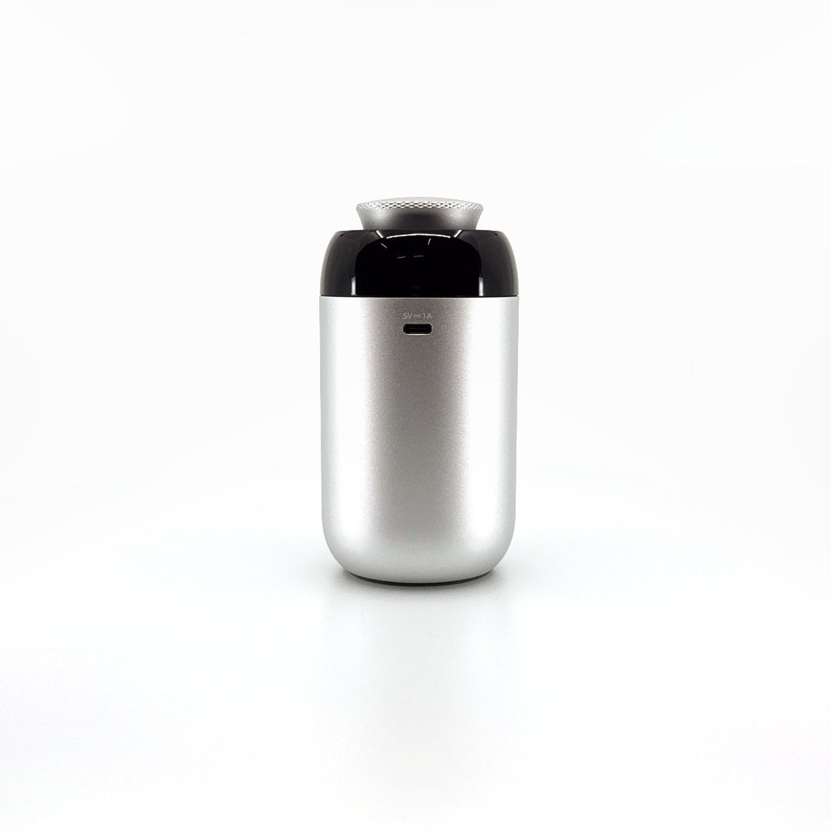 SCENTIQ MOVE Silver – difuzor de parfum auto, vedere din spate cu portul de alimentare